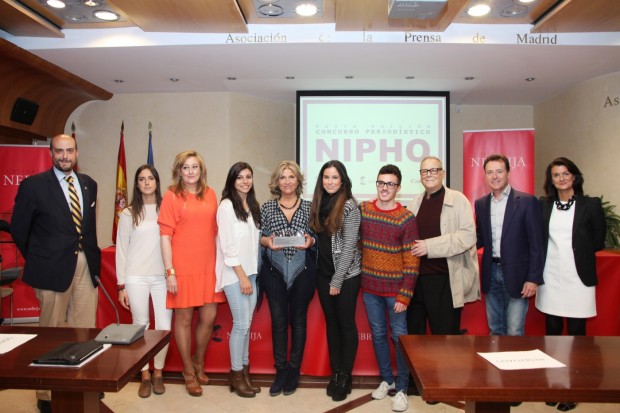 Julia Otero en la foto de familia de la entrega del Premio Nipho de periodismo