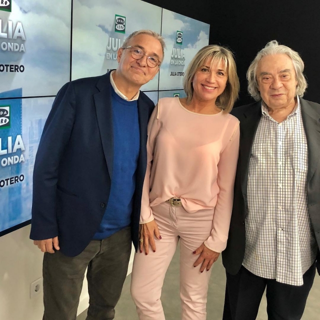 Julia Otero con Xavier Sardà y Sergi Schaaff